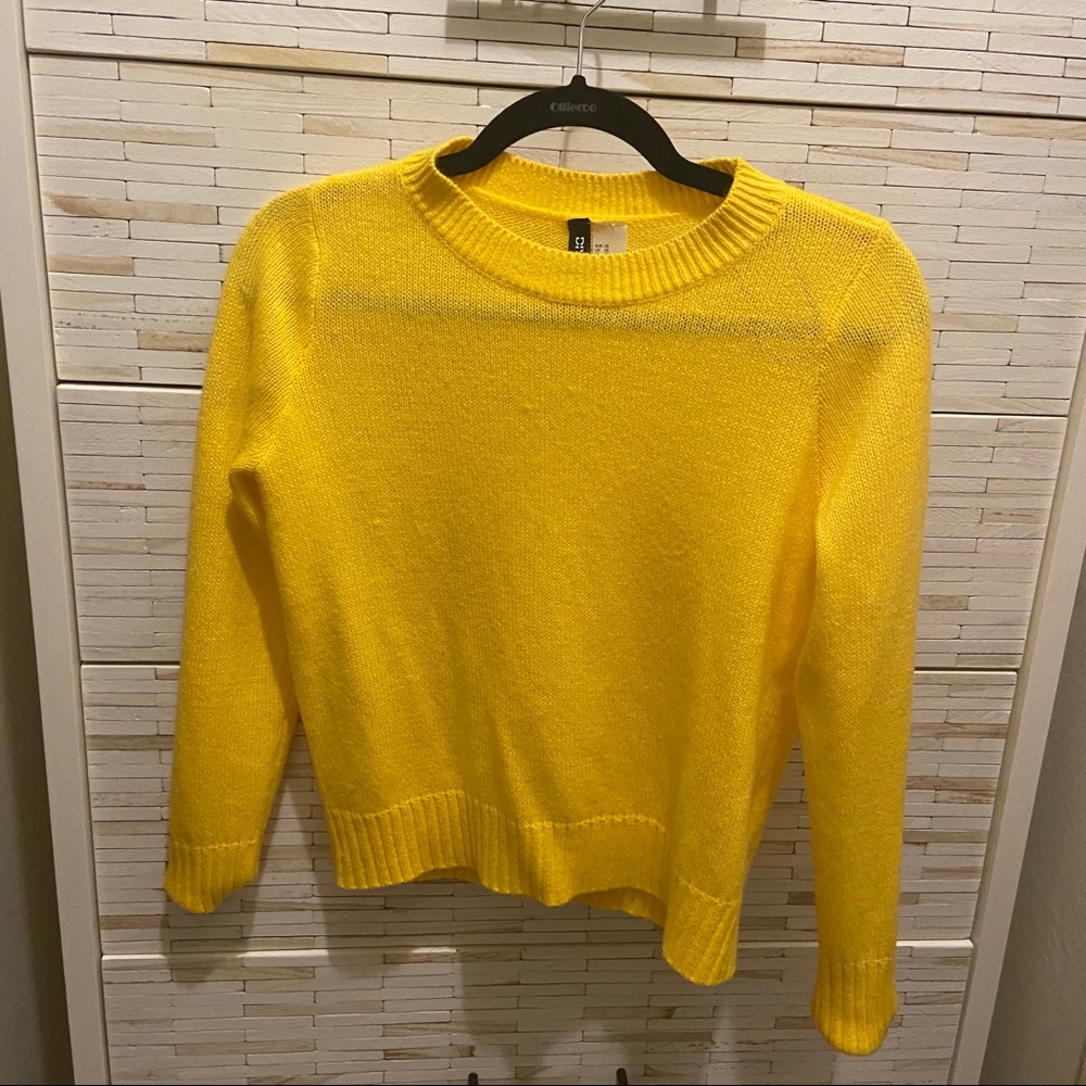 H&M bright yellow sweater spring outfit